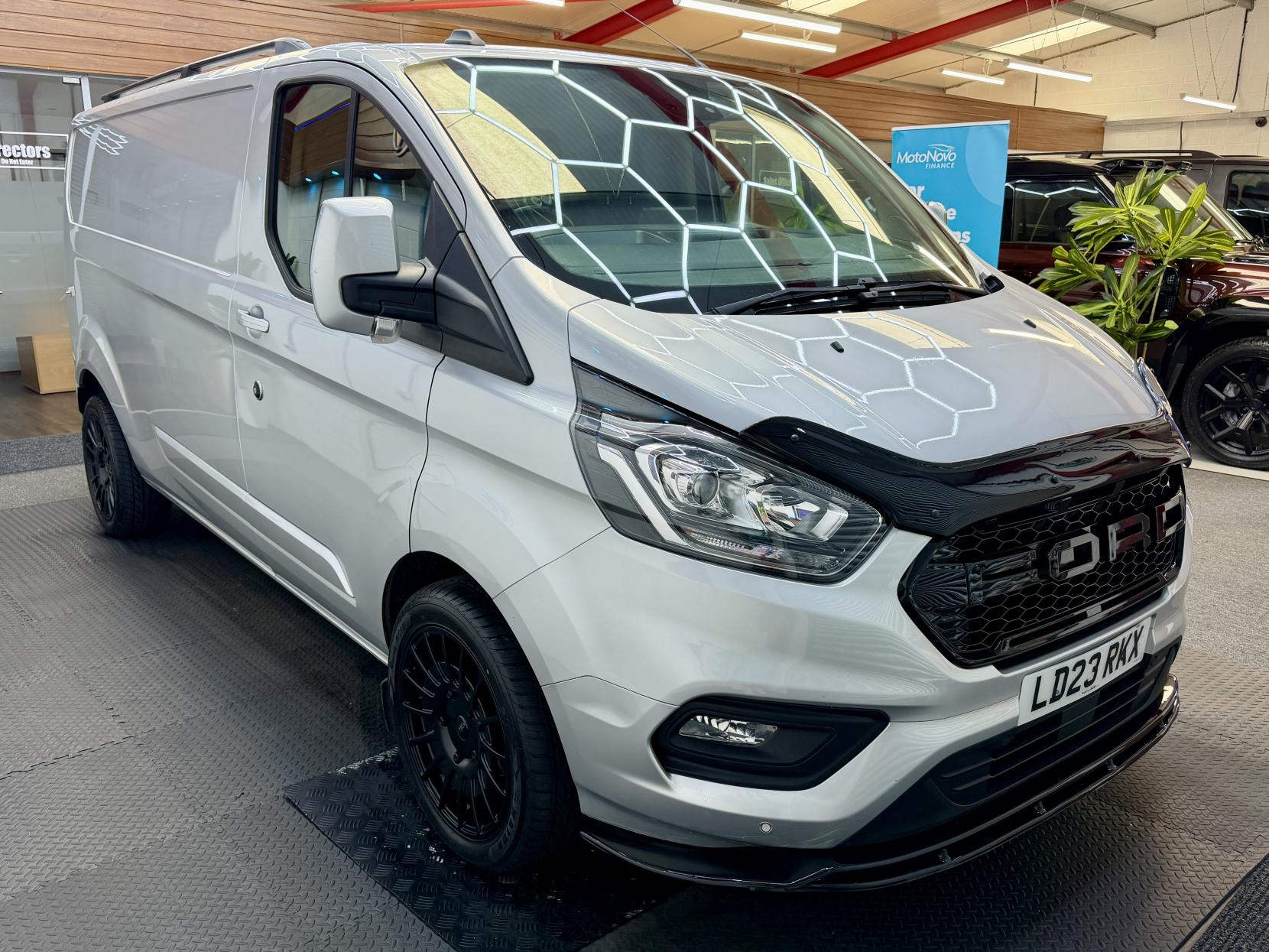 2023 Ford Transit Custom 2.0 300 EcoBlue Limited Panel Van 5dr Diesel Manual L2 H1 Euro 6 (s/s) (130 ps) - Thumbnail 8