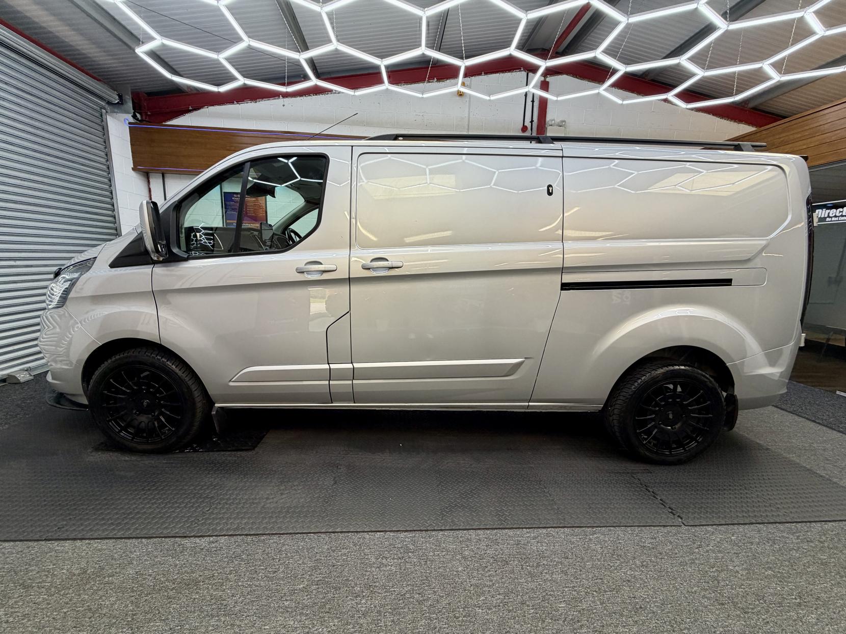 2023 Ford Transit Custom 2.0 300 EcoBlue Limited Panel Van 5dr Diesel Manual L2 H1 Euro 6 (s/s) (130 ps) - Thumbnail 7