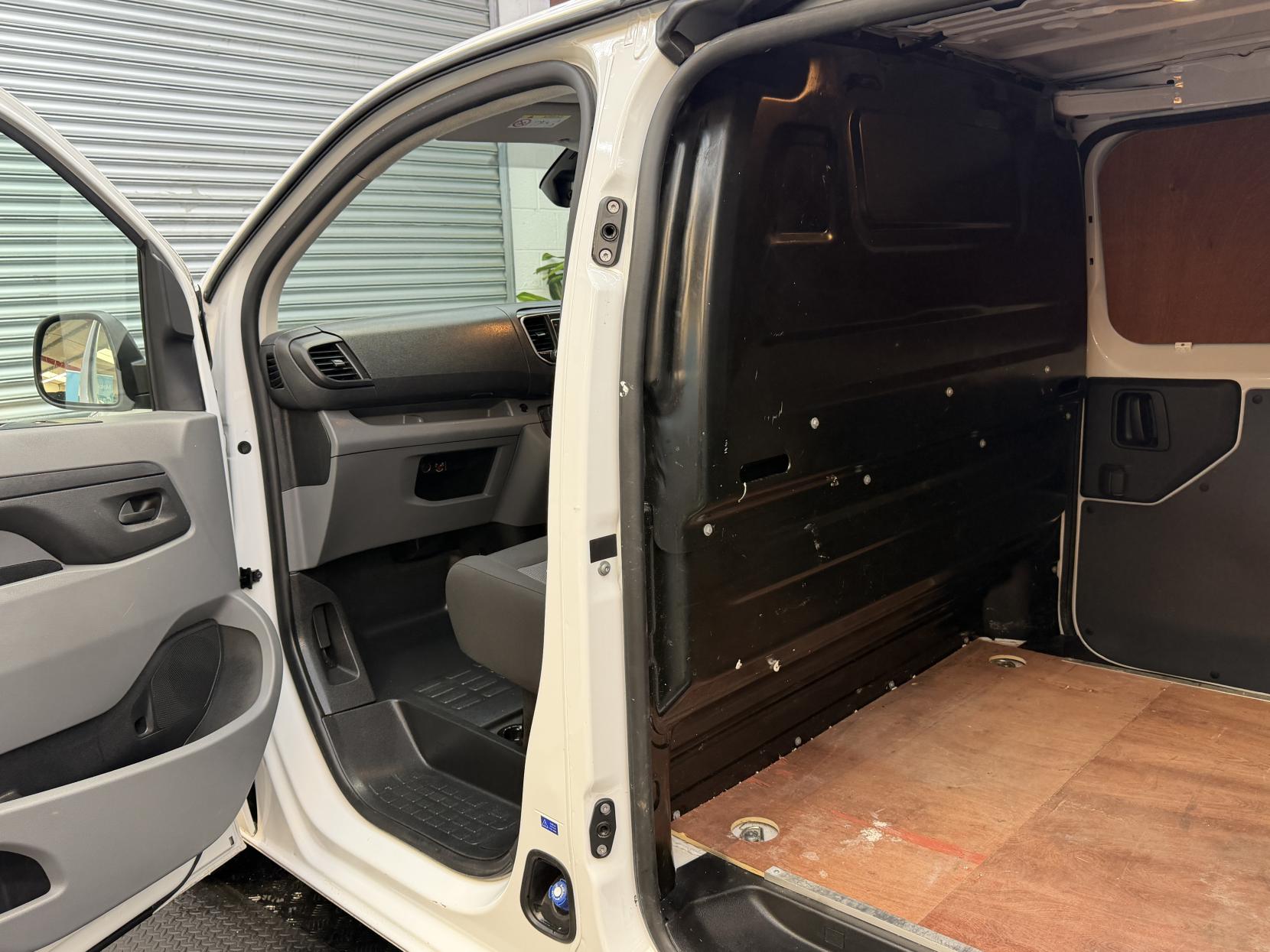 2022 Vauxhall Vivaro 1.5 Turbo D 2900 Dynamic Panel Van 6dr Diesel Manual L2 H1 Euro 6 (s/s) (100 ps) - Thumbnail 19