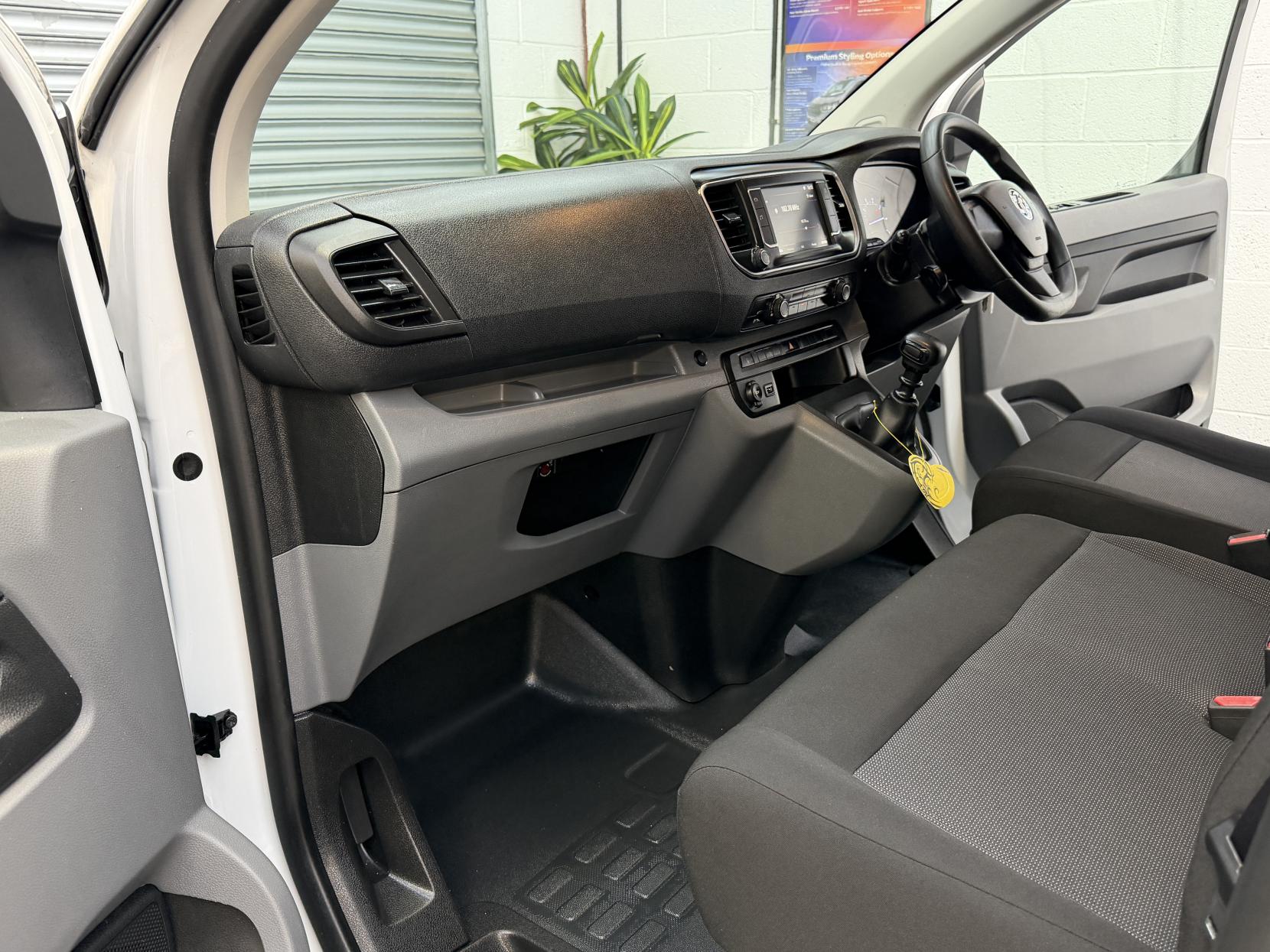 2022 Vauxhall Vivaro 1.5 Turbo D 2900 Dynamic Panel Van 6dr Diesel Manual L2 H1 Euro 6 (s/s) (100 ps) - Thumbnail 17