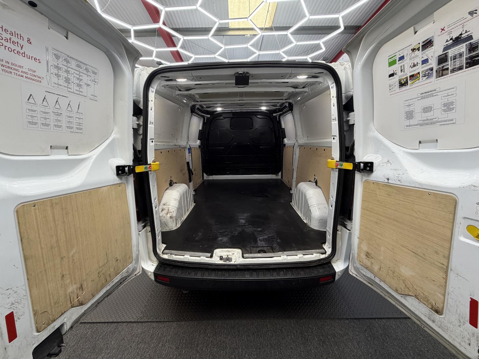 2019 Ford Transit Custom 2.0 320 EcoBlue Trend Panel Van 5dr Diesel Auto L2 H1 Euro 6 (s/s) (130 ps) - Thumbnail 17