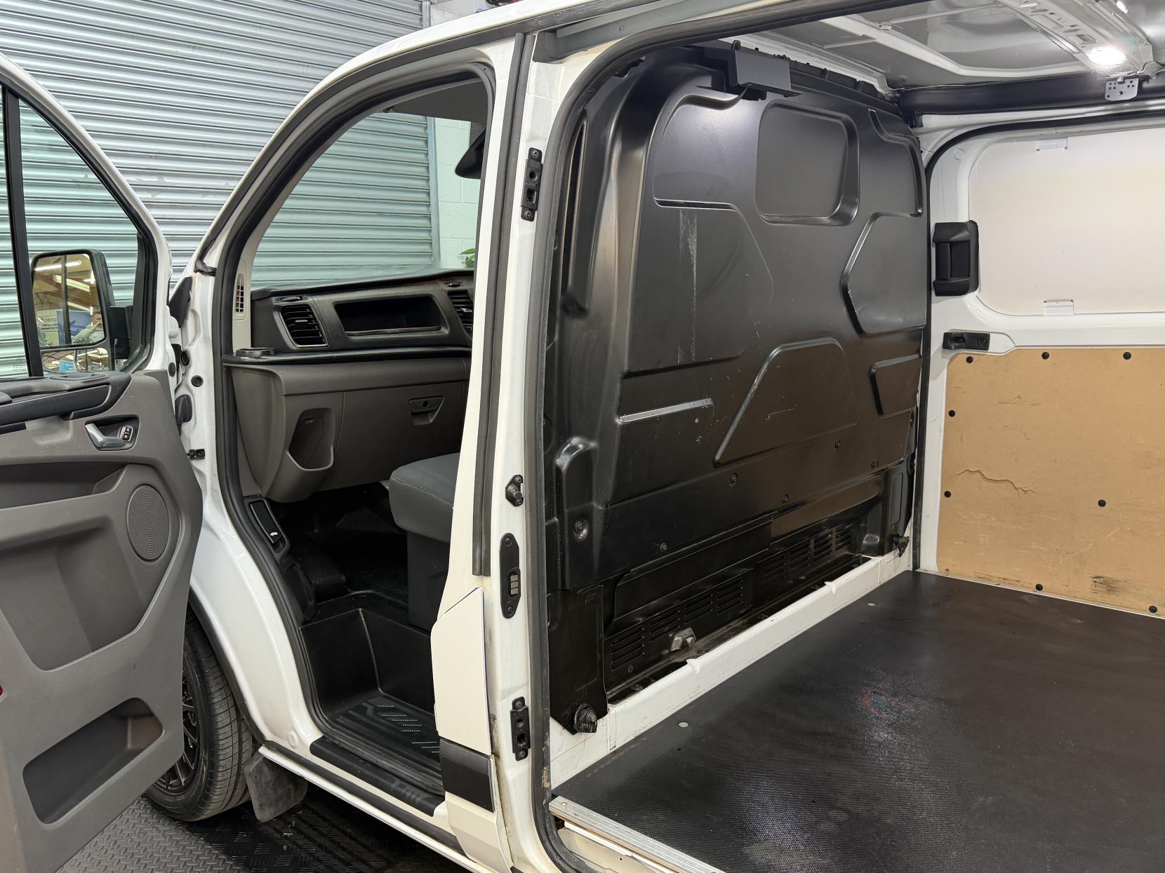 2019 Ford Transit Custom 2.0 320 EcoBlue Trend Panel Van 5dr Diesel Auto L2 H1 Euro 6 (s/s) (130 ps) - Thumbnail 20